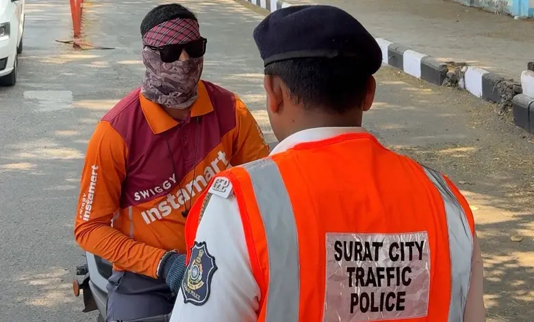 સુરત ટ્રાફિક પોલીસ: નિયમ ભંગ કરનાર 2,958 વાહનચાલકો સામે કાર્યવાહી કરતી વખતે પોલીસ અધિકારીનો ફોટો