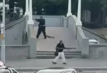 સિડનીમાં આતંકી હુમલા પછીની ઘટનાસ્થળની સુરક્ષા વ્યવસ્થા. પોલીસકર્મીઓ અને બચાવ કામગીરીના વાહનો.