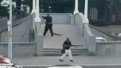 સિડનીમાં આતંકી હુમલા પછીની ઘટનાસ્થળની સુરક્ષા વ્યવસ્થા. પોલીસકર્મીઓ અને બચાવ કામગીરીના વાહનો.