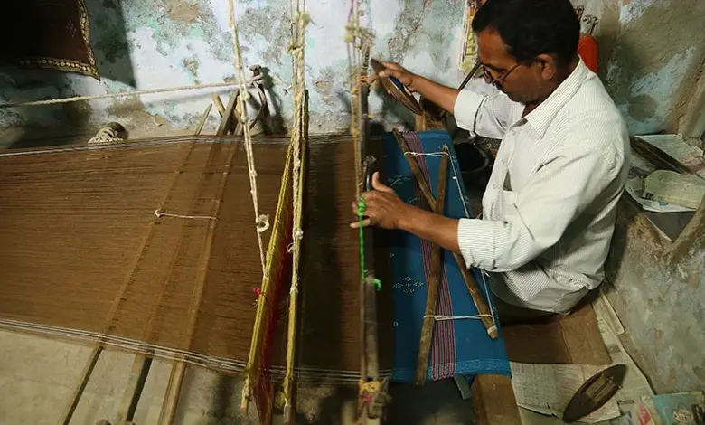 ગુજરાતની પરંપરાગત 700 વર્ષ જૂની ટાંગલિયા વણાટ કલા જેમાં 'દાણા' પેટર્ન બનાવવામાં આવે છે અને જેને GI ટેગ મળ્યો છે.