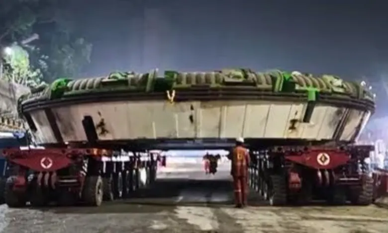 થાણે પોર્ટલ પર ઉતારવામાં આવેલું ભારતનું સૌથી મોટું ૧૩.૩૪ મીટર વ્યાસવાળું ટનલ બોરિંગ મશીન (TBM)