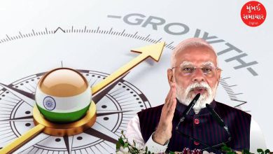 PM નરેન્દ્ર મોદી એક કાર્યક્રમમાં ભારતની આર્થિક પ્રગતિ અને $8\%$ થી વધુ GDP વૃદ્ધિ વિશે વાત કરી રહ્યા છે.