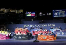 અબુ ધાબી IPL ઓક્શન દરમિયાન ગુજરાત ટાઇટન્સના ટેબલ પર થેપલા ખાતા આશિષ નેહરા અને ટીમ મેમ્બર્સ.