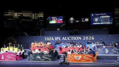 અબુ ધાબી IPL ઓક્શન દરમિયાન ગુજરાત ટાઇટન્સના ટેબલ પર થેપલા ખાતા આશિષ નેહરા અને ટીમ મેમ્બર્સ.