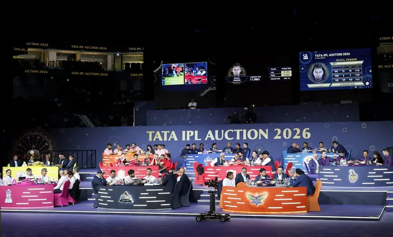 અબુ ધાબી IPL ઓક્શન દરમિયાન ગુજરાત ટાઇટન્સના ટેબલ પર થેપલા ખાતા આશિષ નેહરા અને ટીમ મેમ્બર્સ.