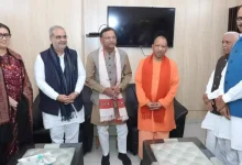 ઉત્તર પ્રદેશ ભાજપના નવા પ્રદેશપ્રમુખ તરીકે કેન્દ્રીય પ્રધાન પંકજ ચૌધરી શપથ લઈ રહ્યા છે, બાજુમાં યોગી આદિત્યનાથ અને અન્ય વરિષ્ઠ નેતાઓ હાજર છે.