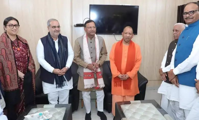 ઉત્તર પ્રદેશ ભાજપના નવા પ્રદેશપ્રમુખ તરીકે કેન્દ્રીય પ્રધાન પંકજ ચૌધરી શપથ લઈ રહ્યા છે, બાજુમાં યોગી આદિત્યનાથ અને અન્ય વરિષ્ઠ નેતાઓ હાજર છે.