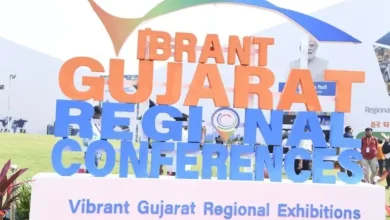 વાઇબ્રન્ટ ગુજરાત રિજનલ કોન્ફરન્સનું પોસ્ટર અને ગુજરાતના વિવિધ જિલ્લાઓમાં ઉદ્યોગ મિશનની વિગત.