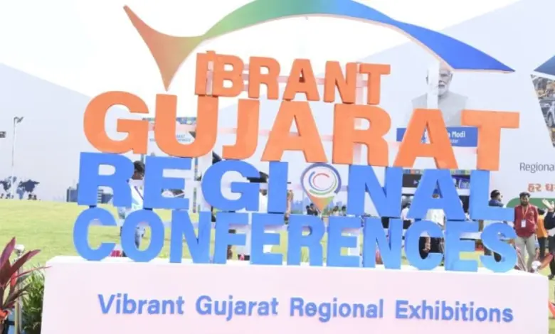 વાઇબ્રન્ટ ગુજરાત રિજનલ કોન્ફરન્સનું પોસ્ટર અને ગુજરાતના વિવિધ જિલ્લાઓમાં ઉદ્યોગ મિશનની વિગત.