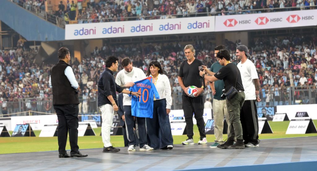 સચિન તેંડુલકર લિયોનેલ મેસીને 10 નંબરની જર્સી અર્પણ કરી રહ્યા છે, મુંબઈના વાનખેડે સ્ટેડિયમમાં એક ખાસ કાર્યક્રમ દરમિયાન.
