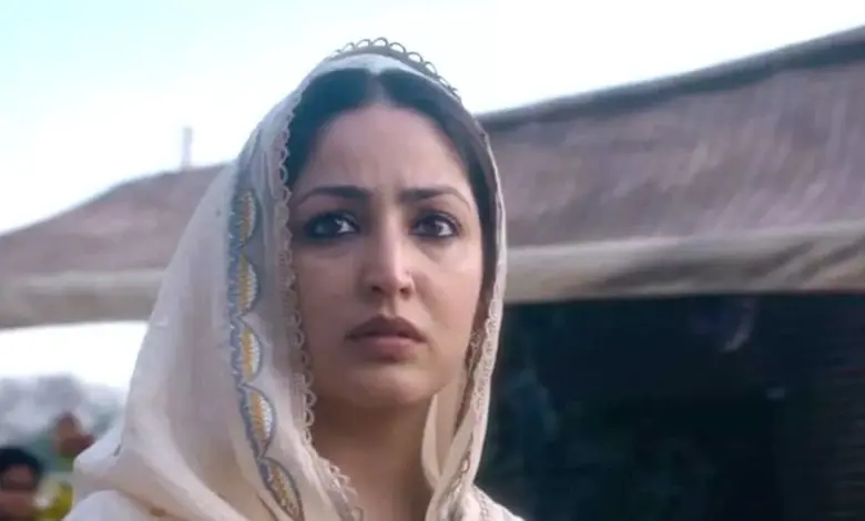 એક્ટ્રેસ યામી ગૌતમ જેણે પેઇડ પ્રમોશન સિન્ડિકેટ સામે અવાજ ઉઠાવ્યો છે, સાથે રીતિક રોશનની કમેન્ટનો સ્ક્રીનશોટ.