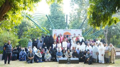 અમદાવાદ: તંદુરસ્ત સ્વાસ્થ્યની પ્રાપ્તિ માટે ધર્મ કે જાતિ કોઈ અવરોધ બનતા નથી. સમગ્ર સૃષ્ટિ એક પરિવાર છે, 'વસુધૈવ કુટુંબકમ્'ની આ જ ભાવના સાથે અમદાવાદ ખાતે મુસ્લિમ મહિલાઓએ યોગ કેમ્પમાં સહભાગી થઈને વિવિધ યોગાસનો અને પ્રાણાયામમાં ઉત્સાહપૂર્વક ભાગ લીધી હતો. રાજ્યના કોમી એકતાના વારસાને વધુ મજબૂત બનાવ્યો છે.