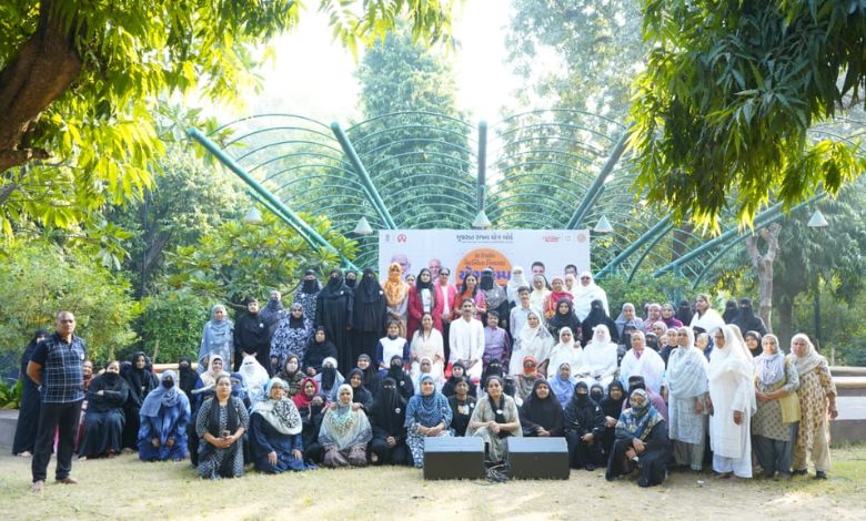 અમદાવાદ: તંદુરસ્ત સ્વાસ્થ્યની પ્રાપ્તિ માટે ધર્મ કે જાતિ કોઈ અવરોધ બનતા નથી. સમગ્ર સૃષ્ટિ એક પરિવાર છે, 'વસુધૈવ કુટુંબકમ્'ની આ જ ભાવના સાથે અમદાવાદ ખાતે મુસ્લિમ મહિલાઓએ યોગ કેમ્પમાં સહભાગી થઈને વિવિધ યોગાસનો અને પ્રાણાયામમાં ઉત્સાહપૂર્વક ભાગ લીધી હતો. રાજ્યના કોમી એકતાના વારસાને વધુ મજબૂત બનાવ્યો છે.