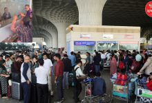 A foreign woman created a ruckus by climbing on the ticket window at Mumbai airport, you will be shocked to see the viral video...
