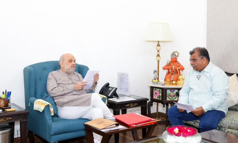 Leaders of the grand alliance prepare a joint strategy and seat-sharing plan for the upcoming Mumbai Municipal Corporation elections.