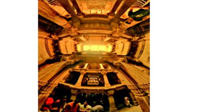 અડાલજની વાવના પાંચ માળનું સ્થાપત્ય, પથ્થરની કોતરણીવાળા ઝરૂખા અને વાવની અંદરનો ગોળાકાર નજારો.