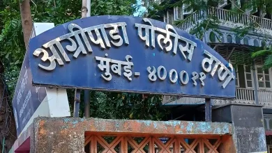 Agripada Police with recovered stolen jewellery