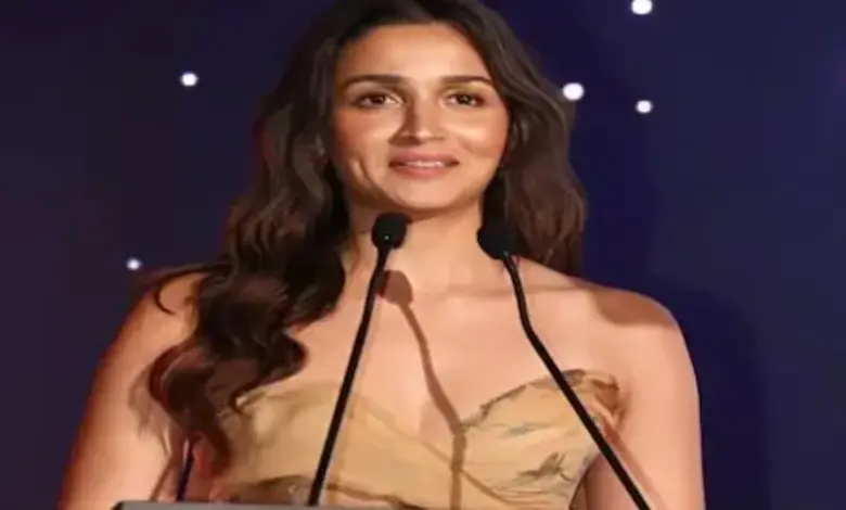 આલિયા ભટ્ટ ગોલ્ડન ગ્લોબ્સ હોરાઇઝન એવોર્ડ મેળવતી વખતે