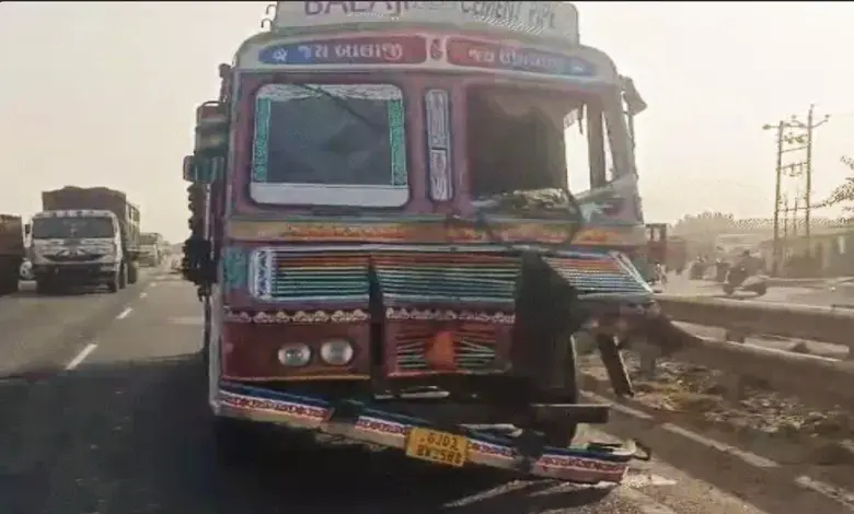 ભચાઉ નજીક ટ્રક અને મીની ટેમ્પો વચ્ચે ગમખ્વાર અકસ્માત, બે શ્રમિકોના મોત