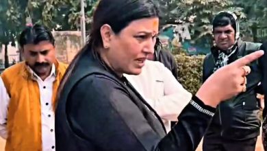 BJP councillor Renu Chaudhary arguing over Hindi language issue