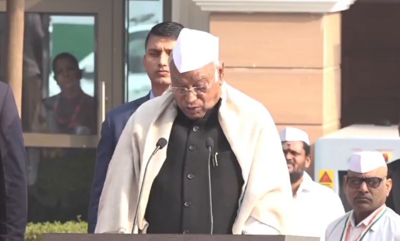 "કોંગ્રેસ ખતમ નથી થઈ, અમારી કરોડરજ્જુ હજુ પણ સીધી છે": સ્થાપના દિવસે ખડગેનો હુંકાર ભાજપ ભાગલા પાડે છે, અમે જોડીએ છીએ; ધર્મના નામે મત માંગવા એ અમારો સંસ્કાર નથી: કોંગ્રેસ