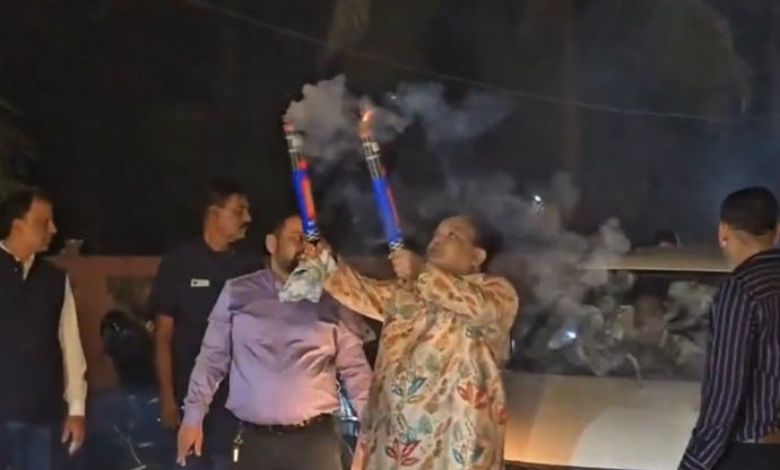 In Surat, a builder blocked the road to celebrate his son's birthday, when the driver objected, he committed a dirty act