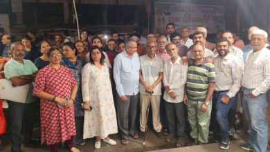 Residents of Ghatkopar protesting against growing hawker harassment on Vallabhbag Lane.