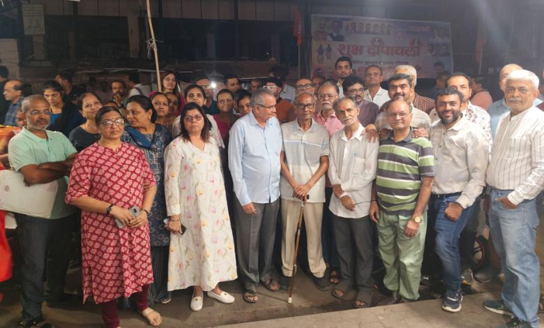 Residents of Ghatkopar protesting against growing hawker harassment on Vallabhbag Lane.