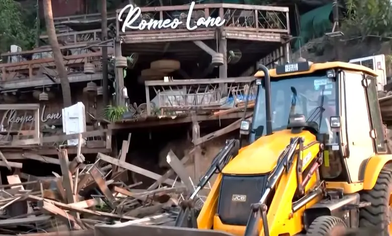 ગોવા નાઈટ ક્લબ 'બર્ચ બાય રોમિયો લેન' પર બુલડોઝર કાર્યવાહી, અગ્નિકાંડ બાદ ગેરકાયદેસર ભાગ તોડી પાડવામાં આવ્યો