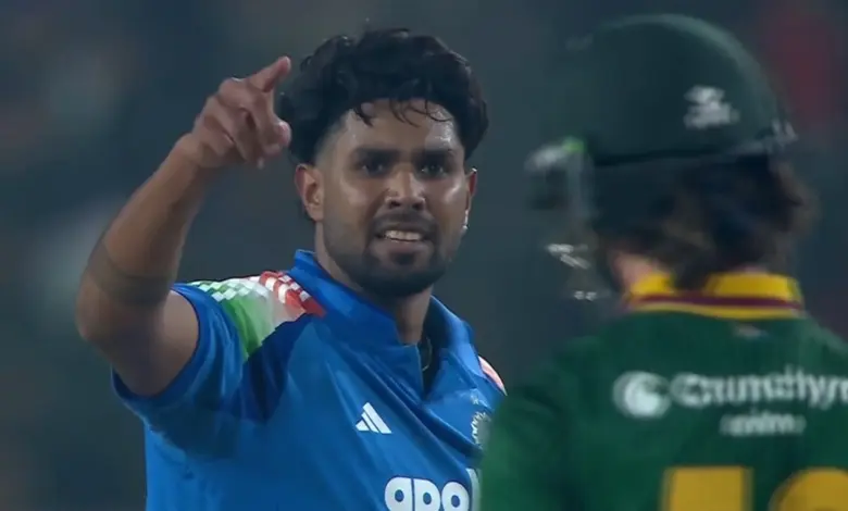 દક્ષિણ આફ્રિકાના ડેવાલ્ડ બ્રેવિસને 'ચાલતી પકડ'નો ઇશારો કરવા બદલ ભારતીય બોલર હર્ષિત રાણાને ઠપકો