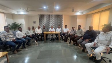 રાજકોટ: કાગવડ ખાતે વિશાળ ખોડલધામ મંદિર સંકુલ આવેલું છે. શ્રી ખોડલધામ ટ્રસ્ટ-કાગવડ દ્વારા પાટણના સંડેર ખાતે 42 હજાર ઘનફૂટ પથ્થરમાંથી મંદિર નિર્માણનું કાર્ય પૂરજોશમાં ચાલી રહ્યું છે. ત્યારે હવે ટ્રસ્ટે ખોડલધામને દક્ષિણ ગુજરાત અને વિદેશમાં વિસ્તારવાનો નિર્ણય લેવાયો છે. તાજેતરમાં ખોડલધામ ટ્ર્સ્ટના ચેરમેન નરેશ પટેલની અધ્યક્ષતામાં એક કોર કમિટીની બેઠક યોજાઈ હતી. જેમાં બે જગ્યાએ ખોડલધામ મંદિર સંકુલના નિર્માણની જાહેરાત કરવામાં આવી હતી.