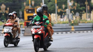 મુંબઈઃ ઓલા, ઉબેર અને રેપિડો જેવી ઓનલાઈન એપ દ્વારા ટુ-વ્હીલર પર મુસાફરોની હેરફેર કરવી હાલ રાજ્યમાં ગેરકાયદે છે અને નાગરિકોએ આવી બાઈક ટેક્સી સેવાઓનો ઉપયોગ કરવો જોઈએ નહીં, તેવી સ્પષ્ટ અપીલ ડેપ્યુટી રિજનલ ટ્રાન્સપોર્ટ ઓફિસ દ્વારા કરવામાં આવી હતી.