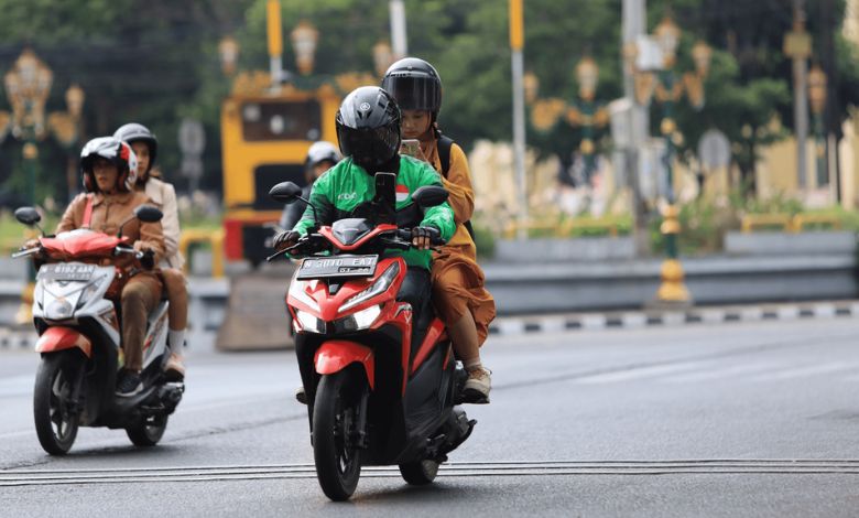 મુંબઈઃ ઓલા, ઉબેર અને રેપિડો જેવી ઓનલાઈન એપ દ્વારા ટુ-વ્હીલર પર મુસાફરોની હેરફેર કરવી હાલ રાજ્યમાં ગેરકાયદે છે અને નાગરિકોએ આવી બાઈક ટેક્સી સેવાઓનો ઉપયોગ કરવો જોઈએ નહીં, તેવી સ્પષ્ટ અપીલ ડેપ્યુટી રિજનલ ટ્રાન્સપોર્ટ ઓફિસ દ્વારા કરવામાં આવી હતી.