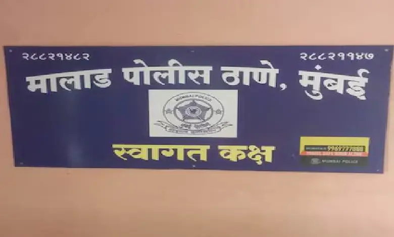 Rickshaw on Mumbai road representing incident where a Malad student was pushed out by the driver.