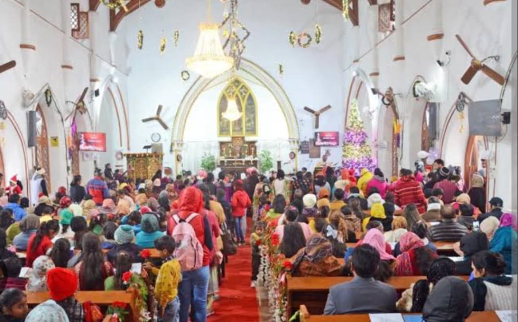 Kutch echoed with the sound of 'Merry Christmas', the birth of Lord Jesus was celebrated with 'Midnight Prayer' in churches