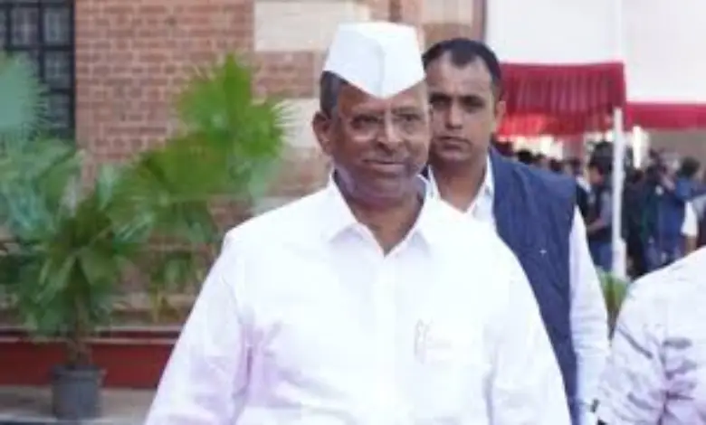 Pharmacy rack and pill bottles representing drug regulation and license cancellation in Maharashtra