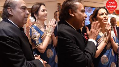 મુકેશ અને નીતા અંબાણી કલાકારે બનાવેલું પોતાનું પોર્ટ્રેટ જોઈને ભાવુક થયા