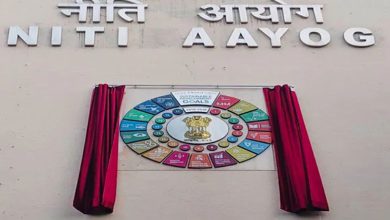 Why was Gujarat Biotechnology University praised by NITI Aayog?