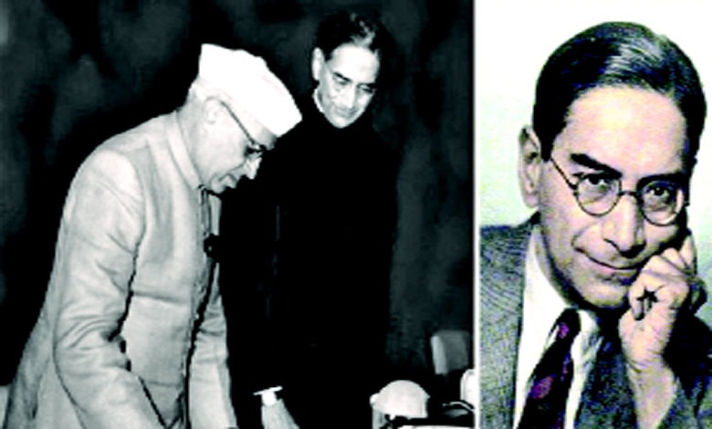 ભારતીય આંકડાશાસ્ત્રી પ્રસન્ત ચંદ્ર મહાલનોબિસનો ફોટોગ્રાફ અને પંચવર્ષીય યોજનાઓના આંકડાકીય મોડલનું ચિત્ર.