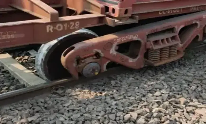 પનવેલ રેલવે સ્ટેશન નજીક માલગાડી પાટા પરથી ઉતરી જવાથી મુંબઈ-ગોવા રૂટ પ્રભાવિત થયો.