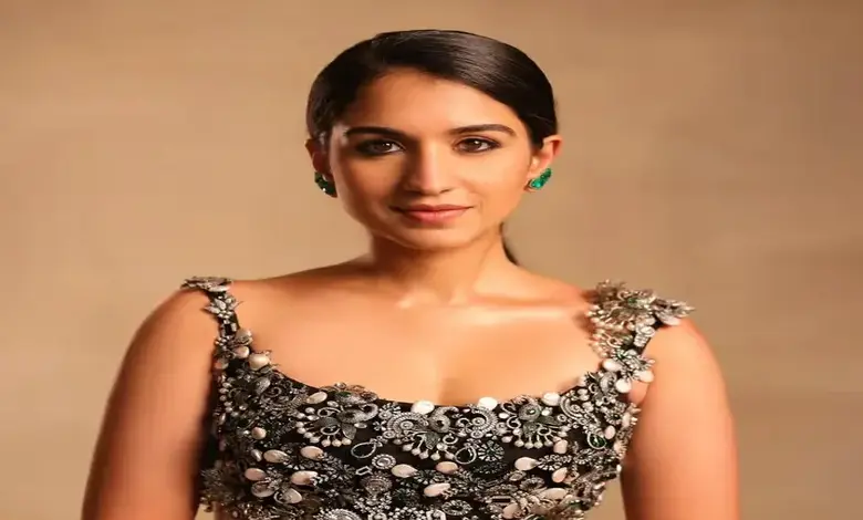 રાધિકા મર્ચન્ટ પોતાની બહેન અને પિતા સાથે સાડીની શોપિંગ કરતી, સિમ્પલ લૂકનો વીડિયો વાયરલ.