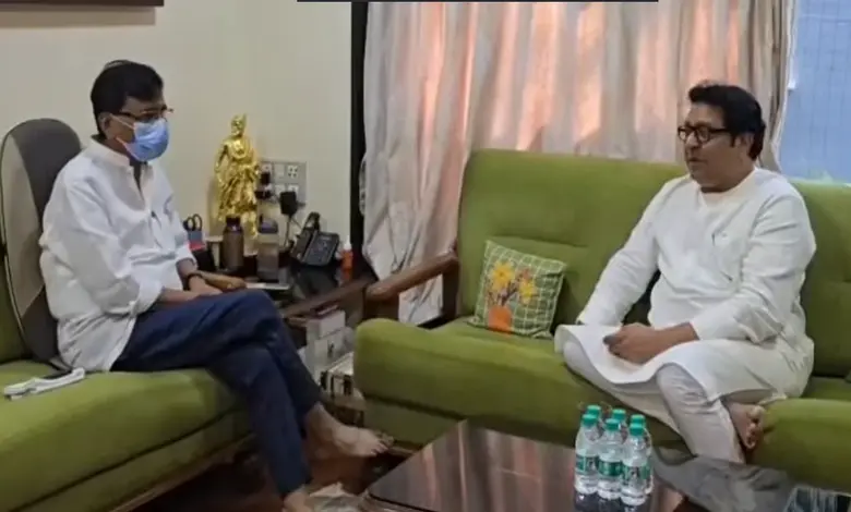 મહારાષ્ટ્ર નવનિર્માણ સેના (મનસે)ના વડા રાજ ઠાકરે સંજય રાઉતની ખબરઅંતર પૂછવા તેમના નિવાસસ્થાને મળ્યા