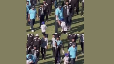 વિરાટની જર્સીમાં સજ્જ બાળ-ચાહક રોહિતને પગે લાગવા આવ્યો, હિટમૅને પીઠ થાબડીને તેને માનપૂર્વક પાછો મોકલ્યો