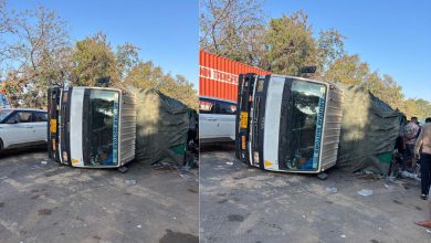 Sanand People looted and took away bottles after truck loaded with liquor overturned