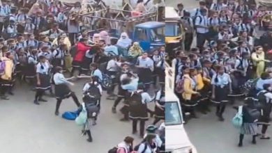 School Students Clash on Road in Selvas