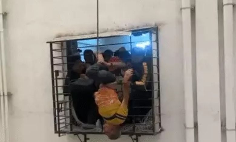 કાળ પણ થાપ ખાઈ ગયો! 10મા માળેથી પટકાયેલા આધેડ 8મા માળે હવામાં લટક્યા, થયો ચમત્કારિક બચાવ