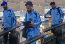 રાયપુર એરપોર્ટ પર ખરાબ એસ્કેલેટર પર ભારતીય ક્રિકેટ ટીમના ખેલાડીઓ સામાન લઈને ચઢતા દેખાય છે.