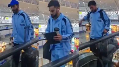 રાયપુર એરપોર્ટ પર ખરાબ એસ્કેલેટર પર ભારતીય ક્રિકેટ ટીમના ખેલાડીઓ સામાન લઈને ચઢતા દેખાય છે.