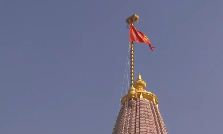 મંદિરના શિખર પર લહેરાતો ત્રિકોણ ધર્મ ધ્વજ, તેનું આધ્યાત્મિક અને વૈજ્ઞાનિક મહત્વ