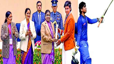 વૈભવ સૂર્યવંશી બેટિંગ કરતા અને રાષ્ટ્રપતિ દ્રૌપદી મુર્મૂ પાસેથી પુરસ્કાર મેળવતા